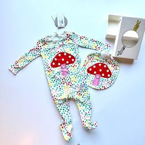 NWT Stella McCartney Kids baby footie pajama and bib set  Size 6M